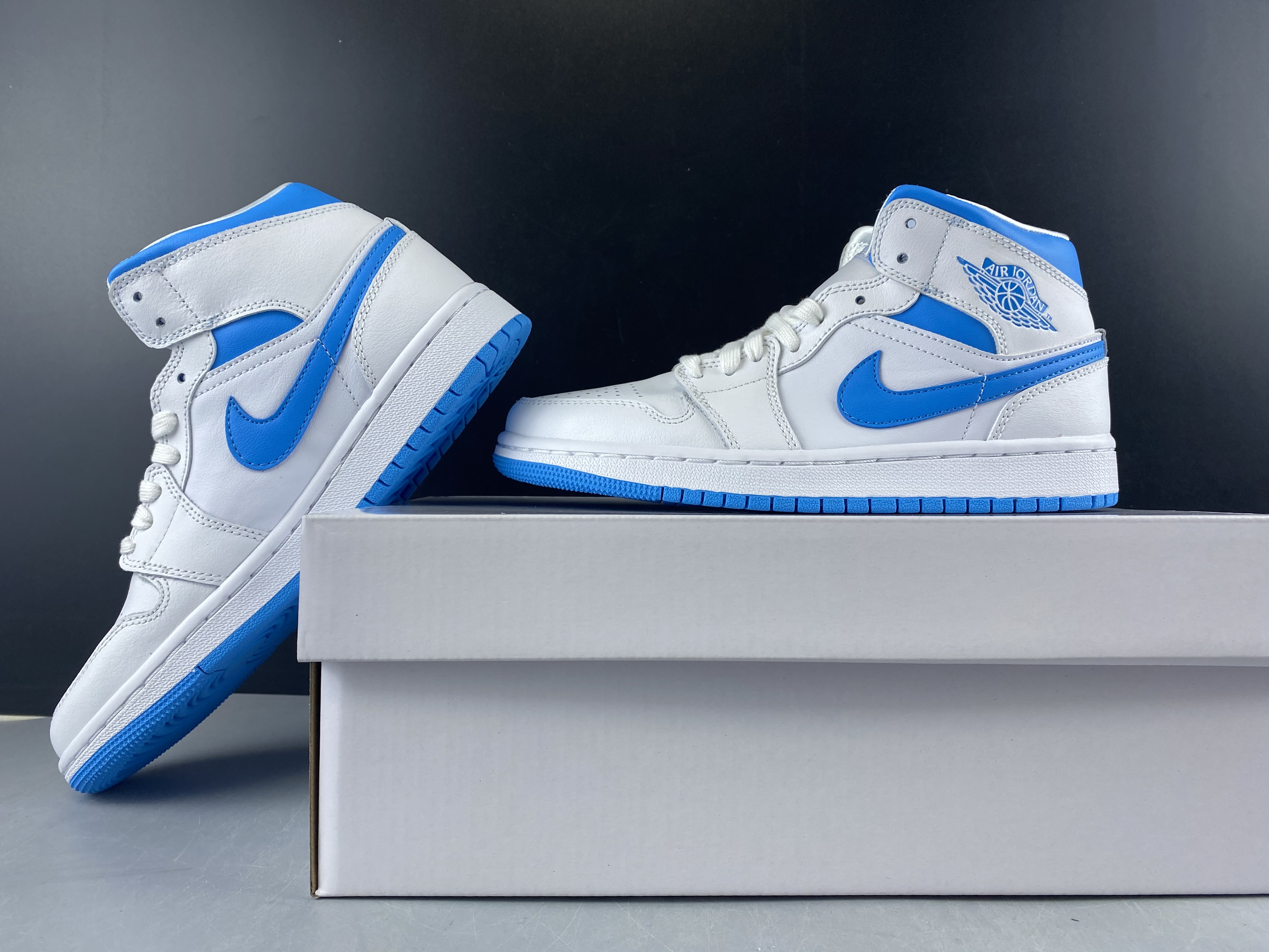 Air Jordan 1 Mid UNC BQ6472-114