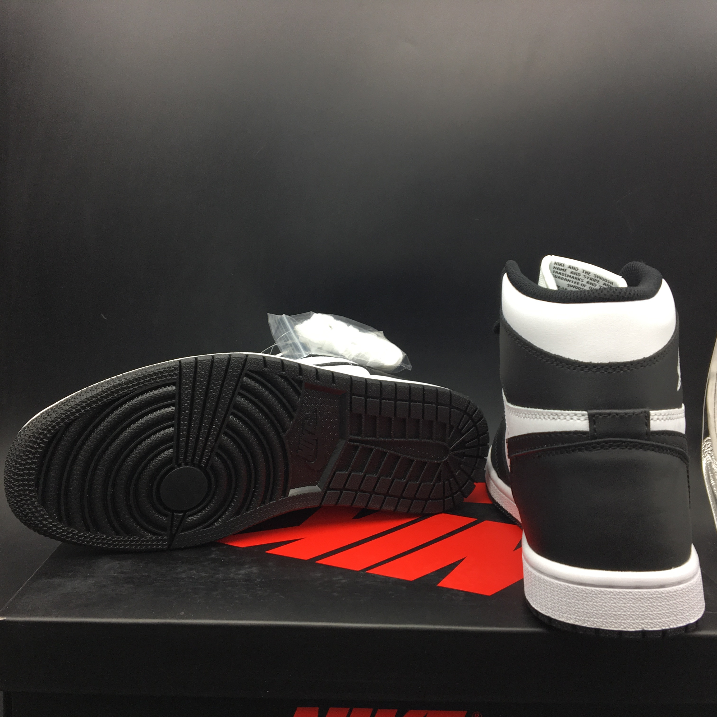 Air Jordan 1 Retro Black White (2014) 555088-010