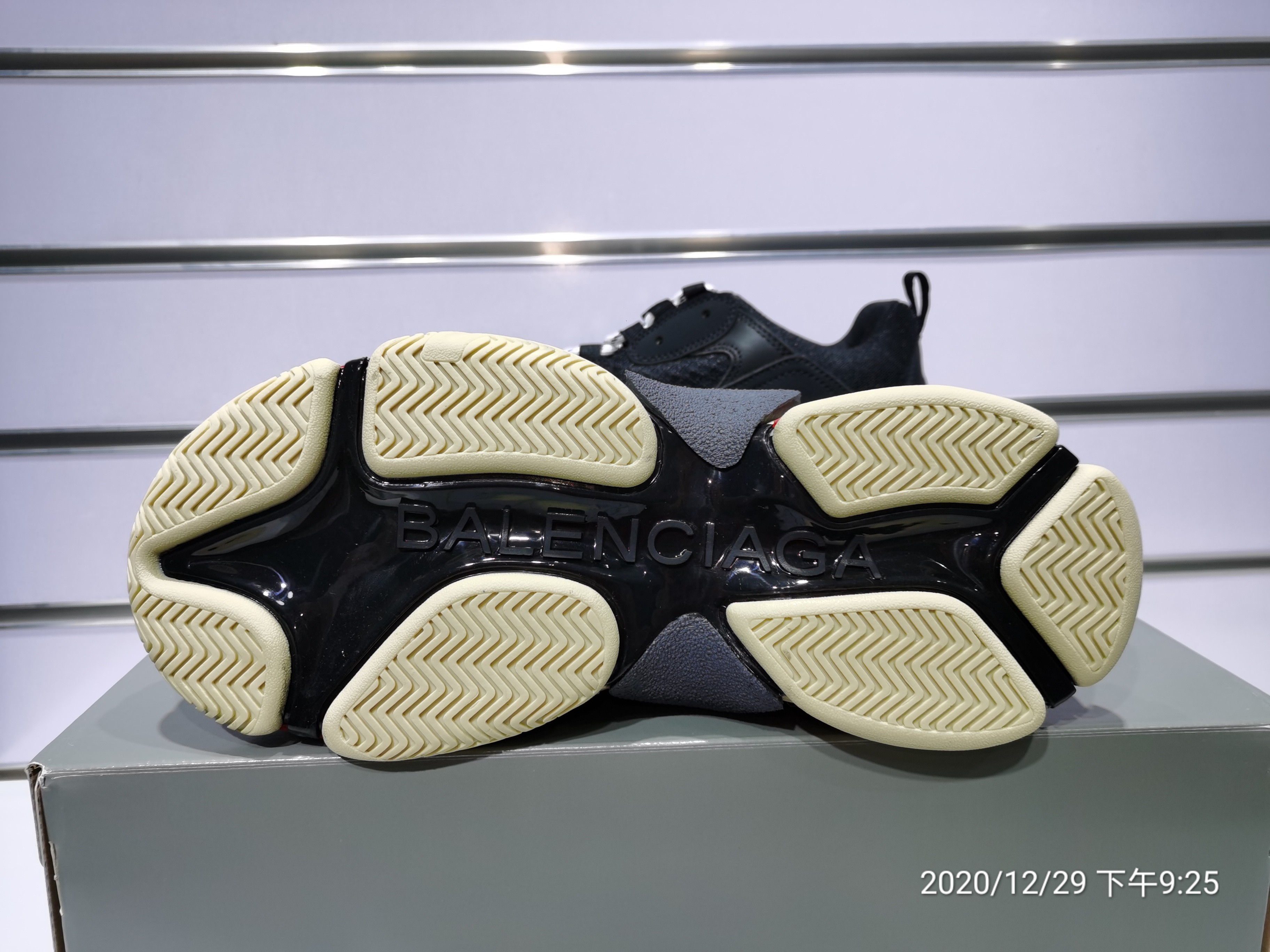 Blncig Triple S DSM Black Red 483560 W06E1 1011