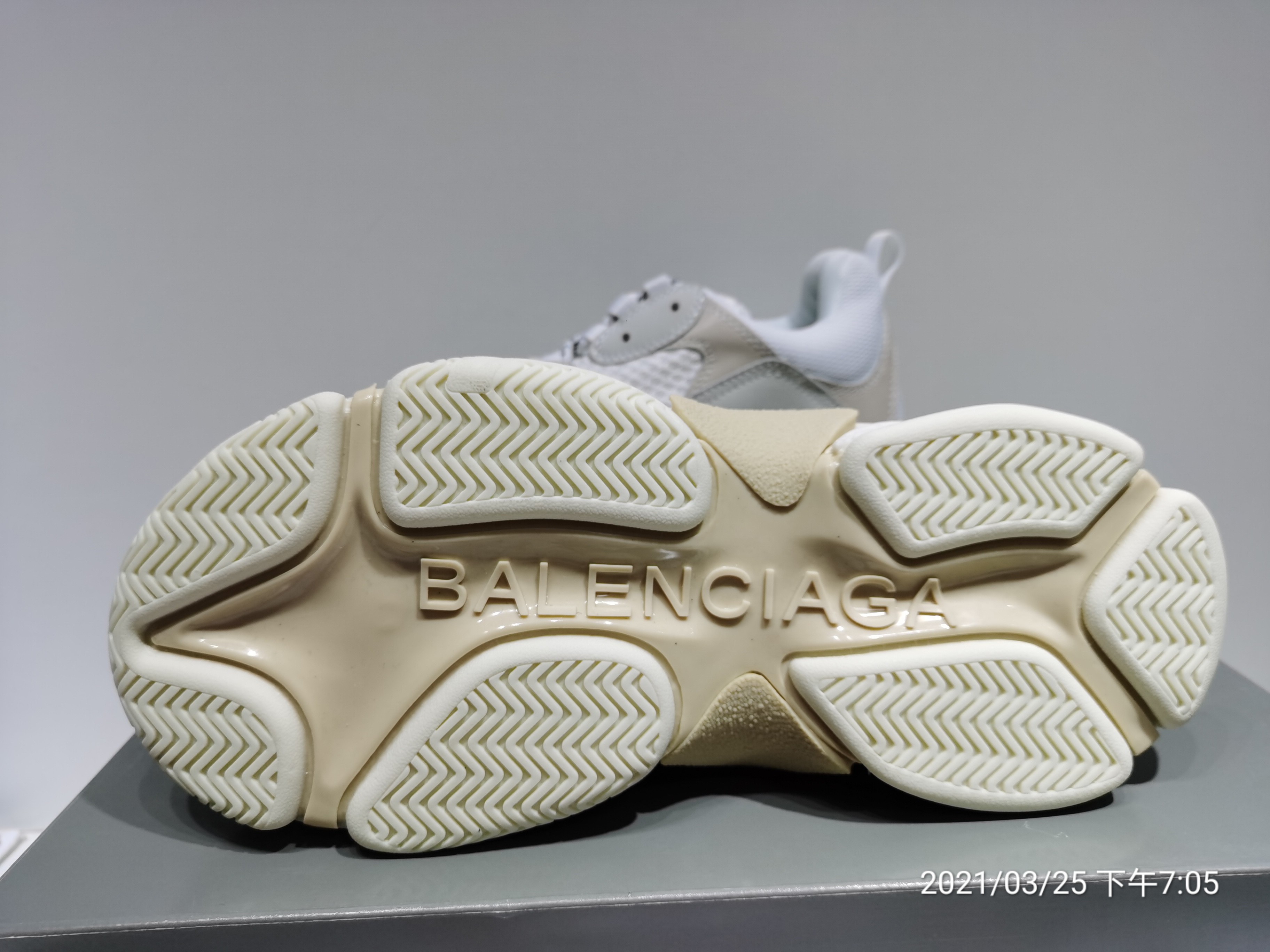 Blncig Triple S All White 483546 W06F1 9000