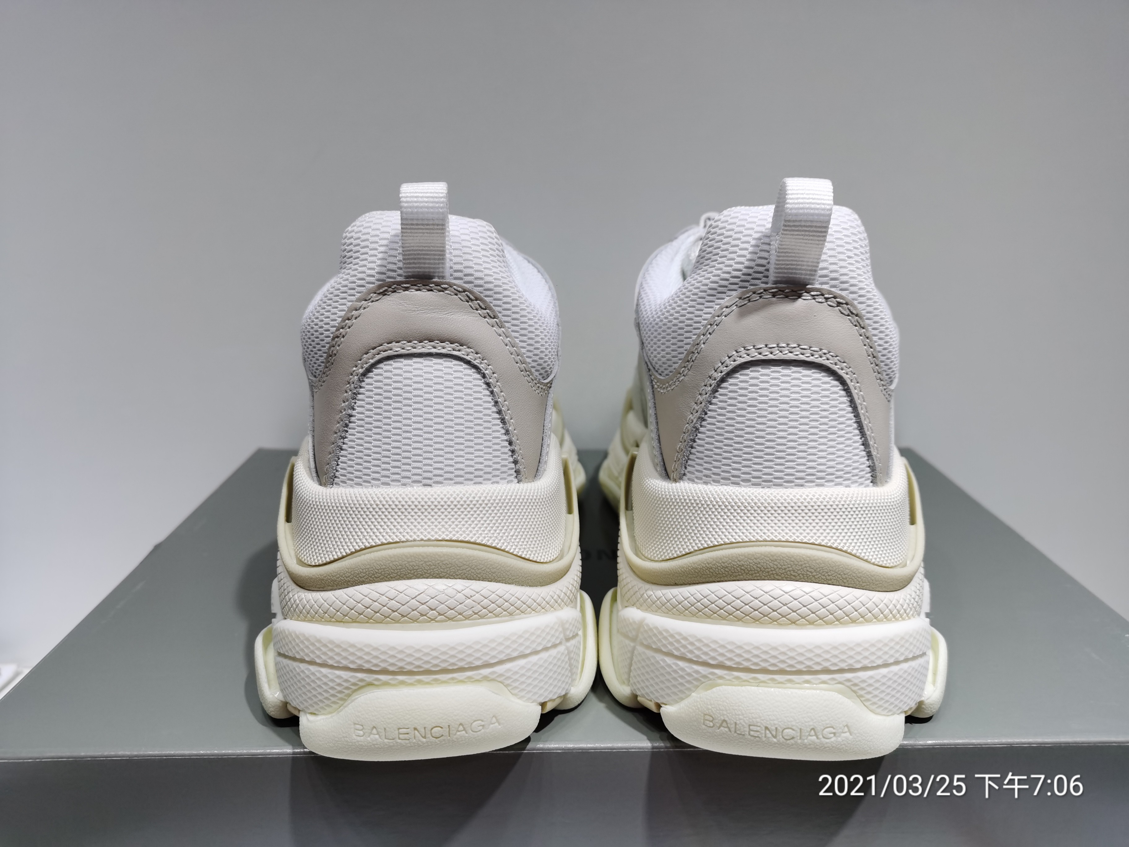 Blncig Triple S All White 483546 W06F1 9000
