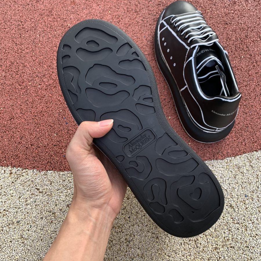 Alxndr McQN Oversized Black White Outline 627867WHYBI1070