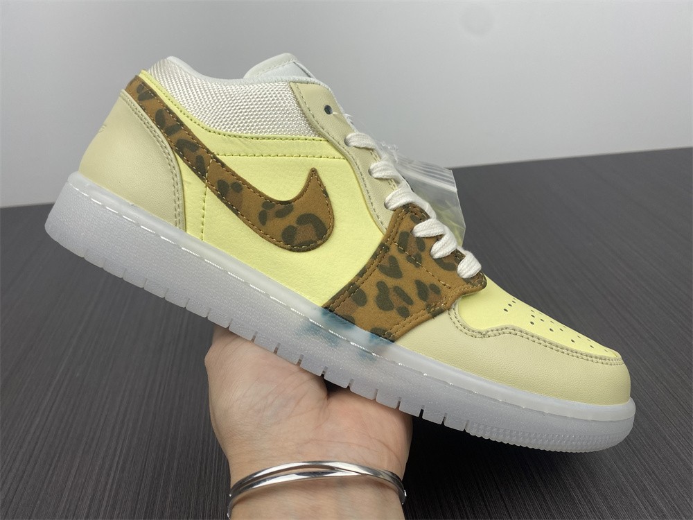 Air Jordan 1 Low SNKRS Day (W) DN6998-700