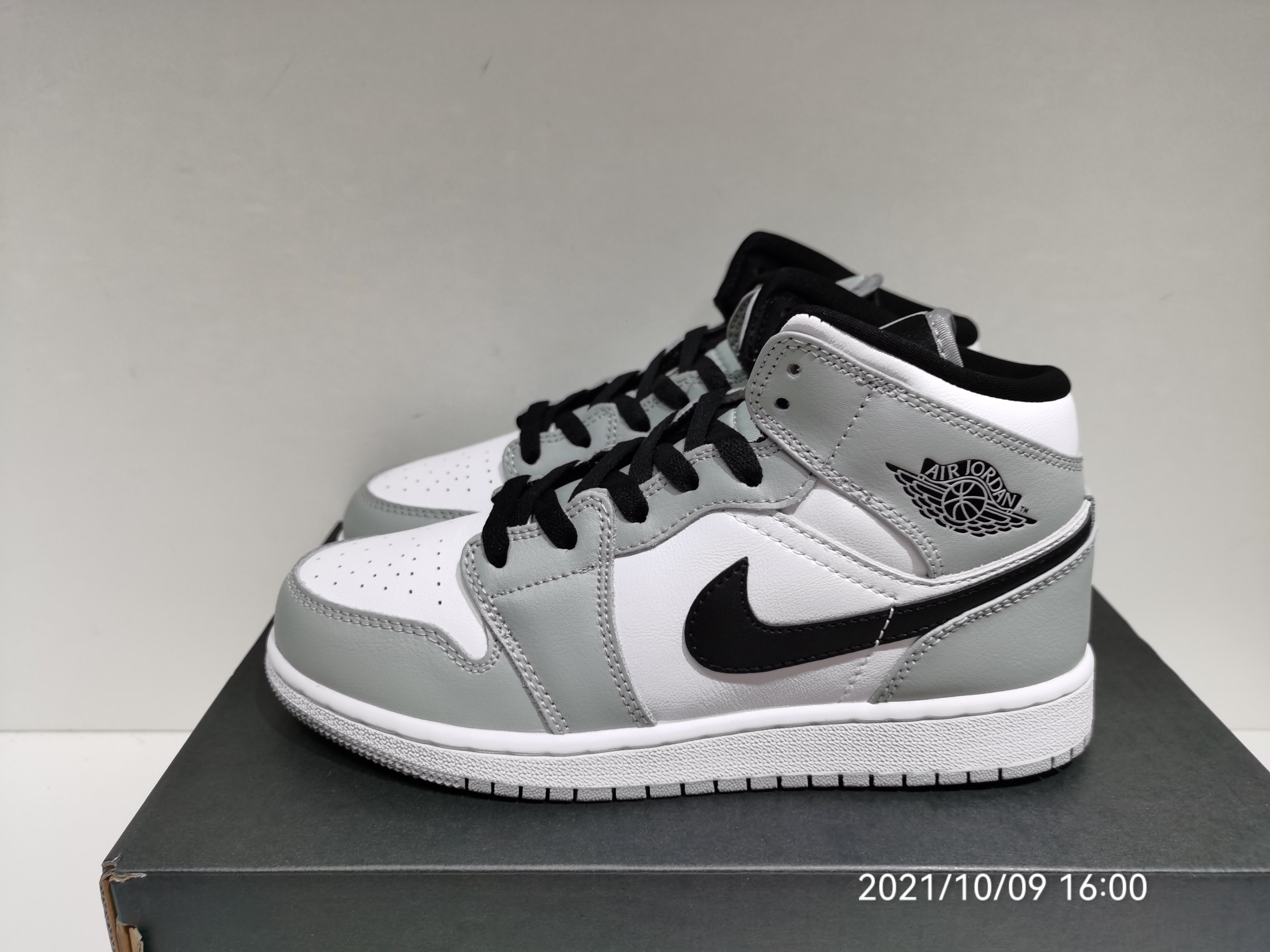Air Jordan 1 Mid Light Smoke Grey 554724-092