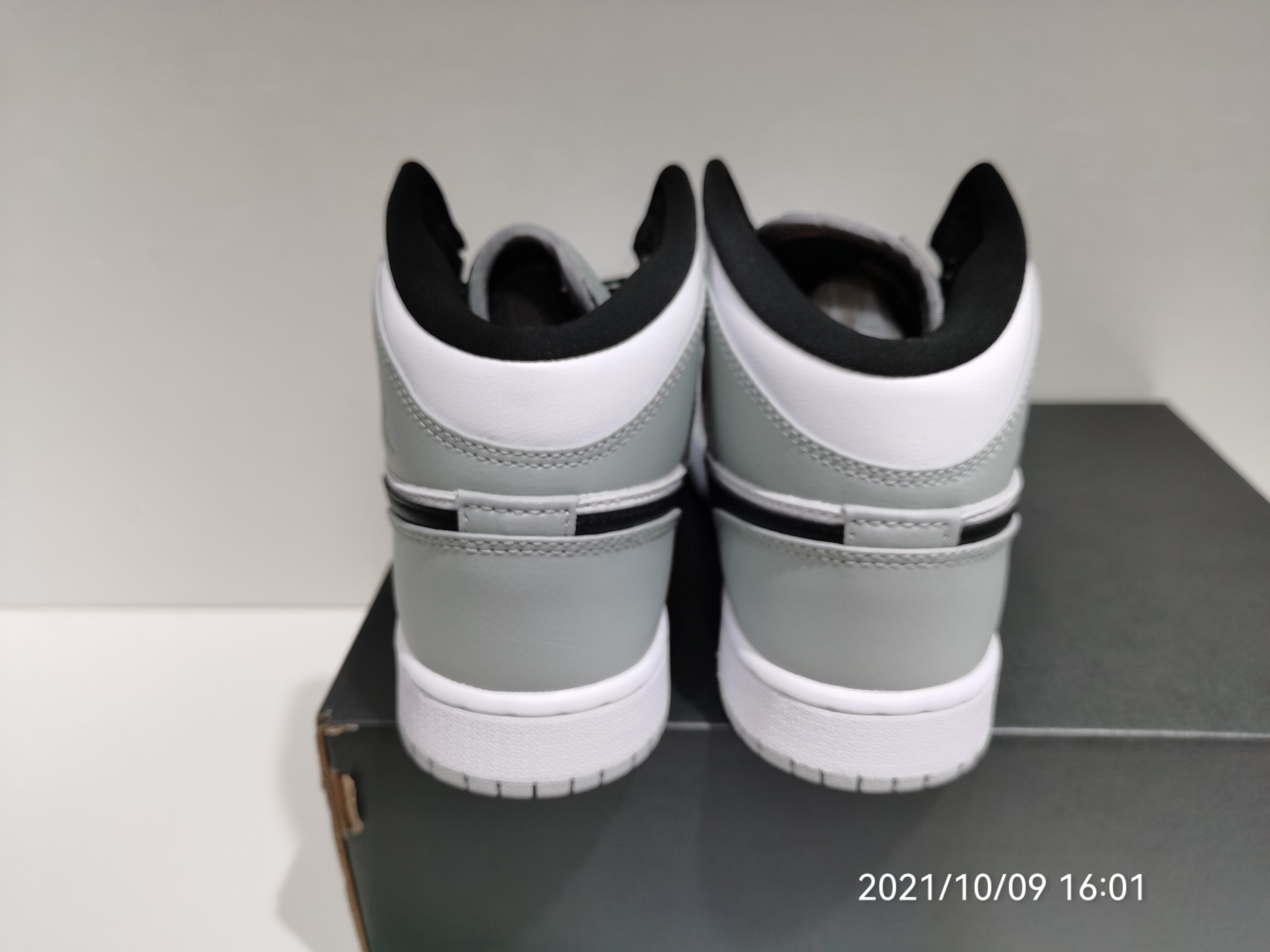 Air Jordan 1 Mid Light Smoke Grey 554724-092
