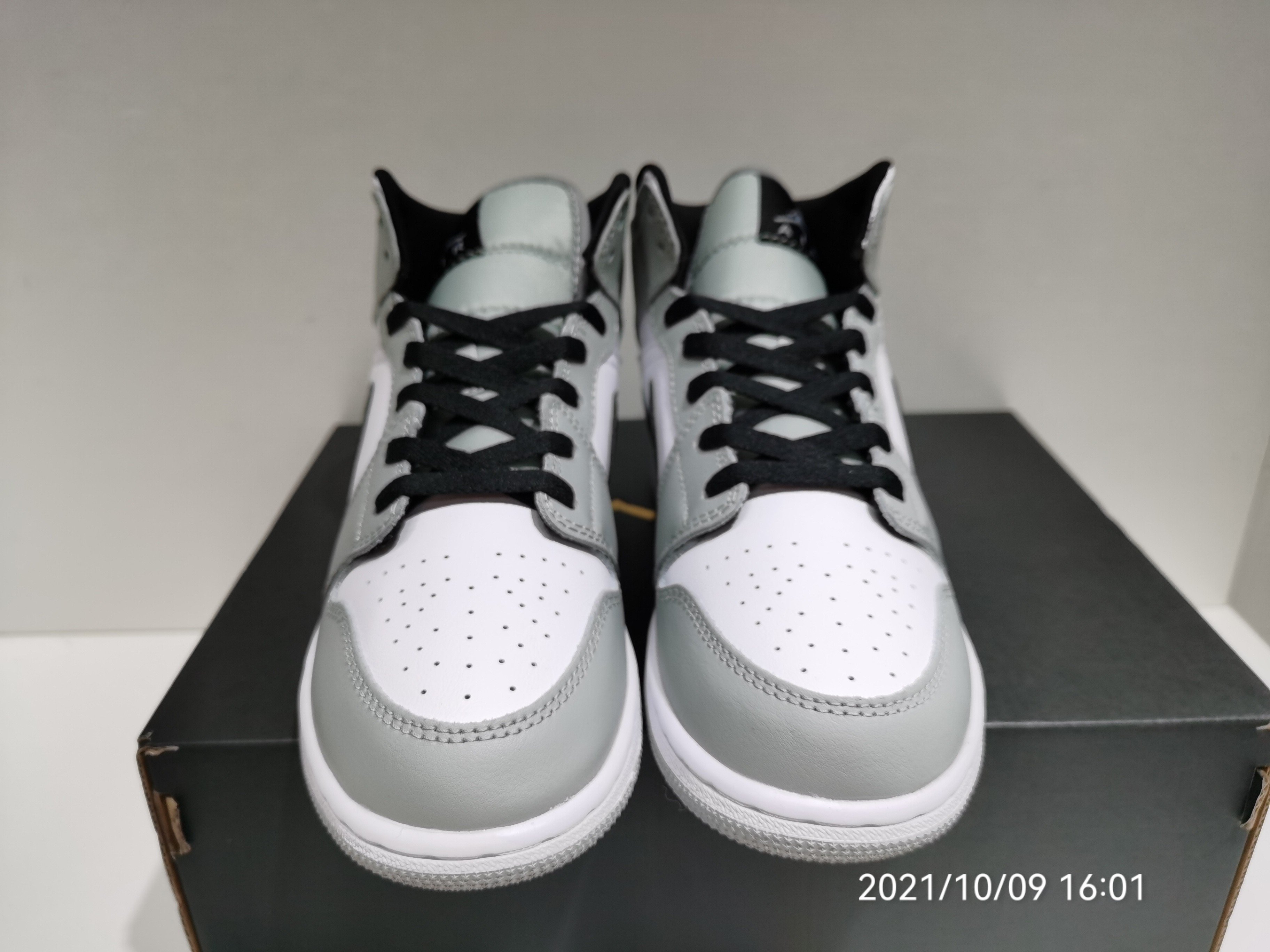 Air Jordan 1 Mid Light Smoke Grey 554724-092