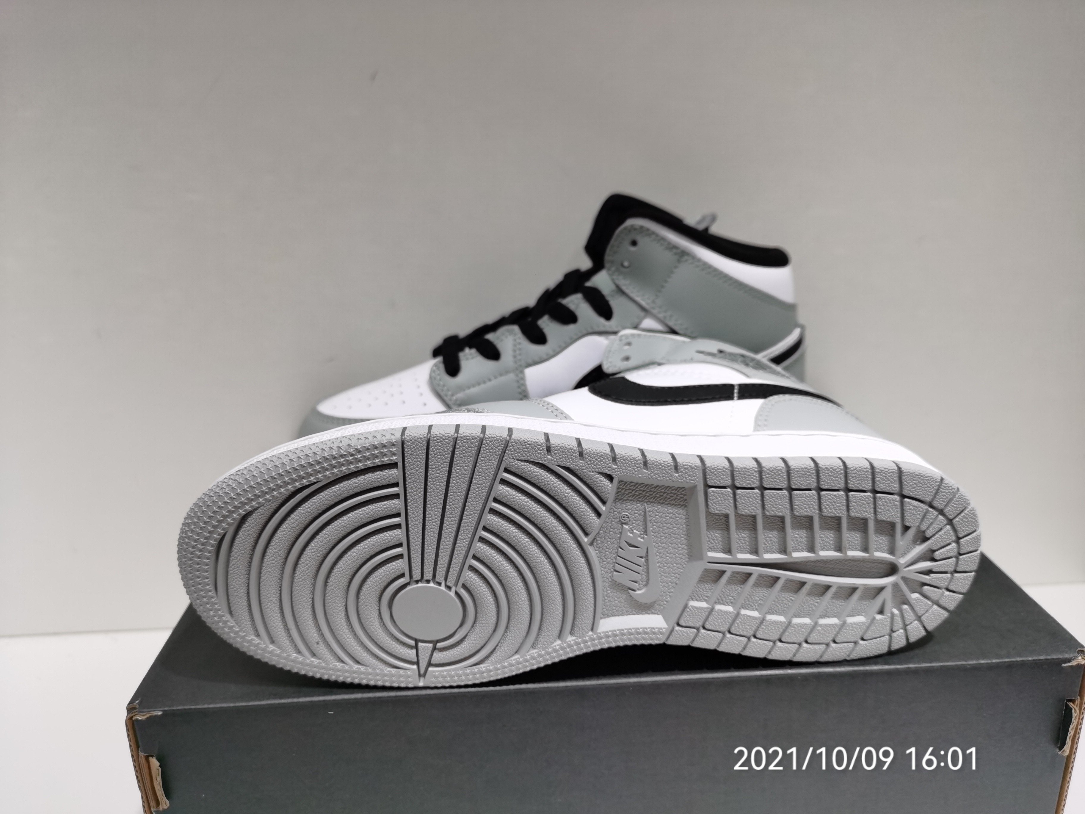 Air Jordan 1 Mid Light Smoke Grey 554724-092