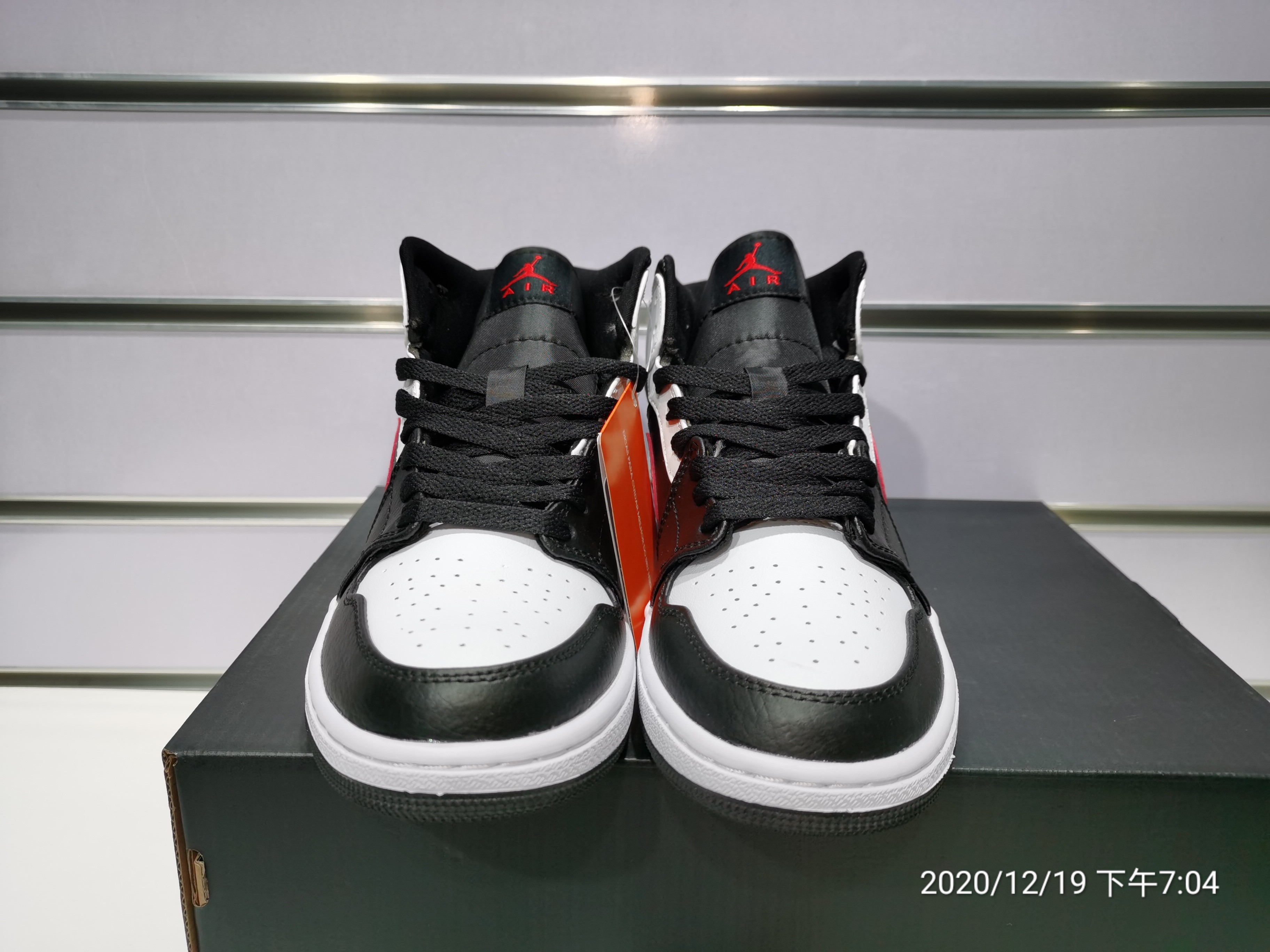 Air Jordan 1 Mid Black Chile Red White 554724-075