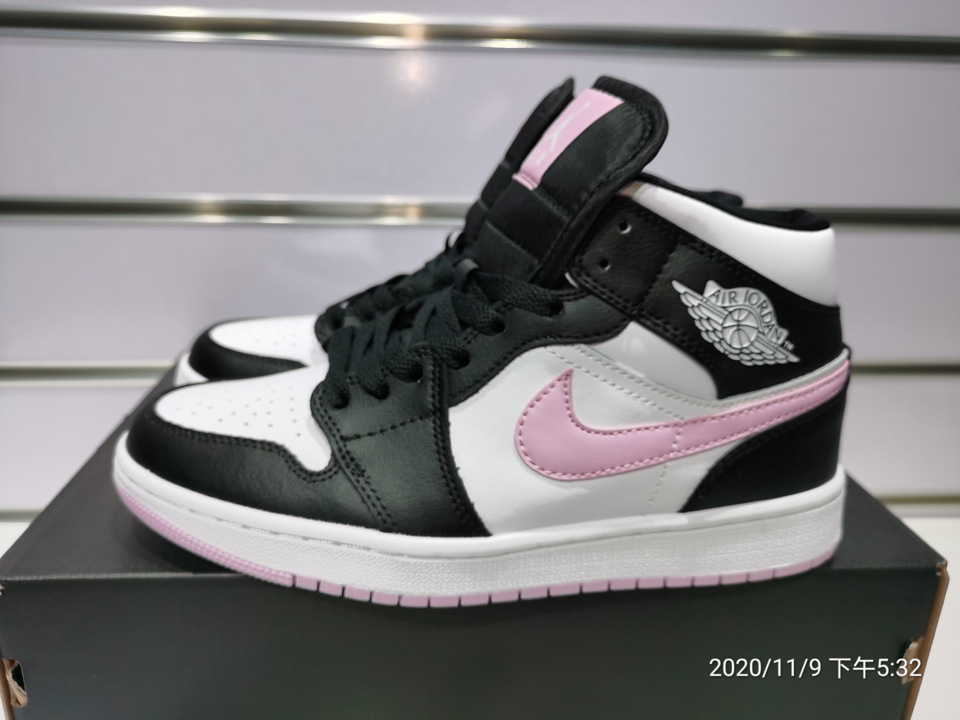Air Jordan 1 Mid White Black Light Arctic Pink 555112-103