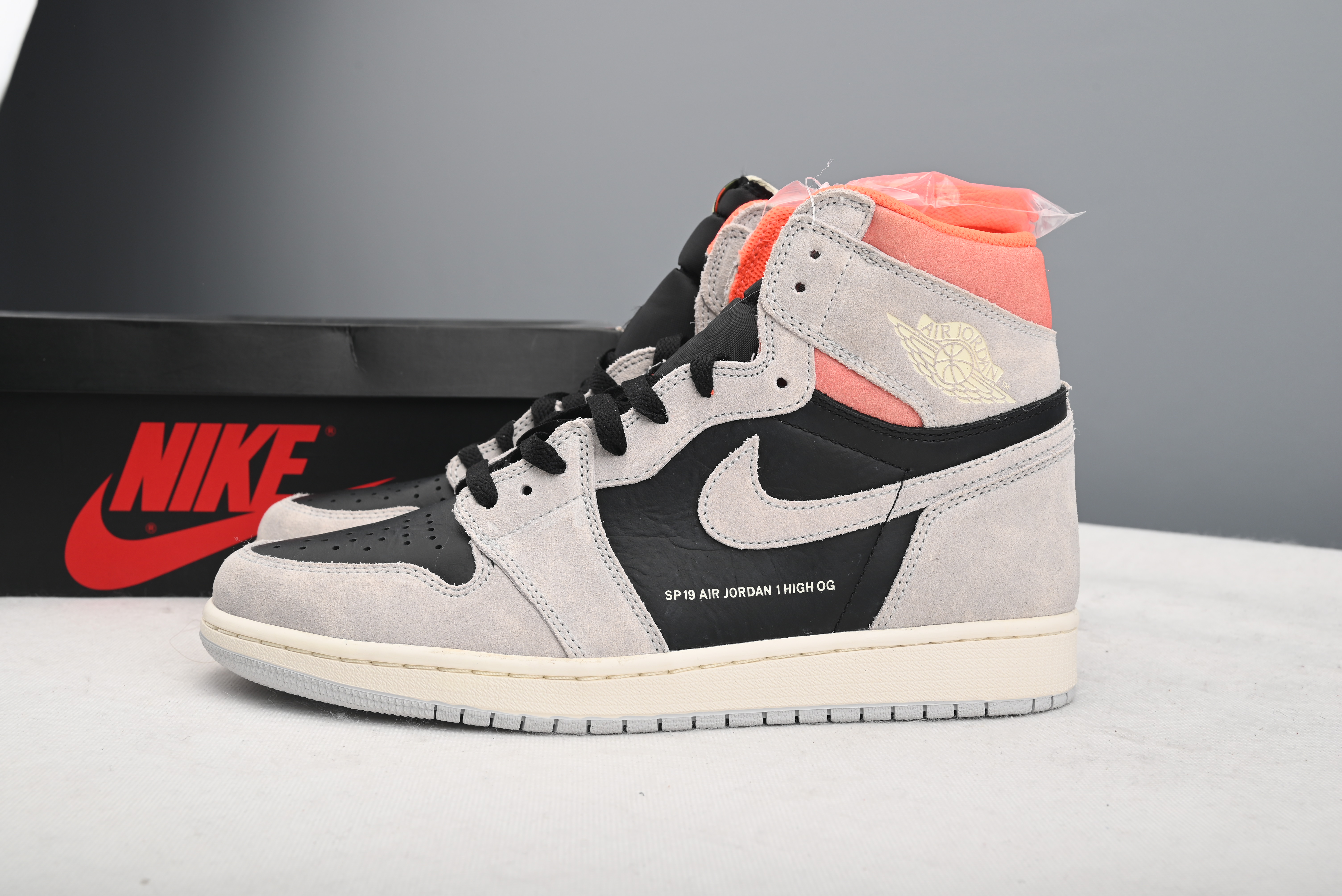Jordan 1 Retro High Neutral Grey Hyper Crimson 555088-018