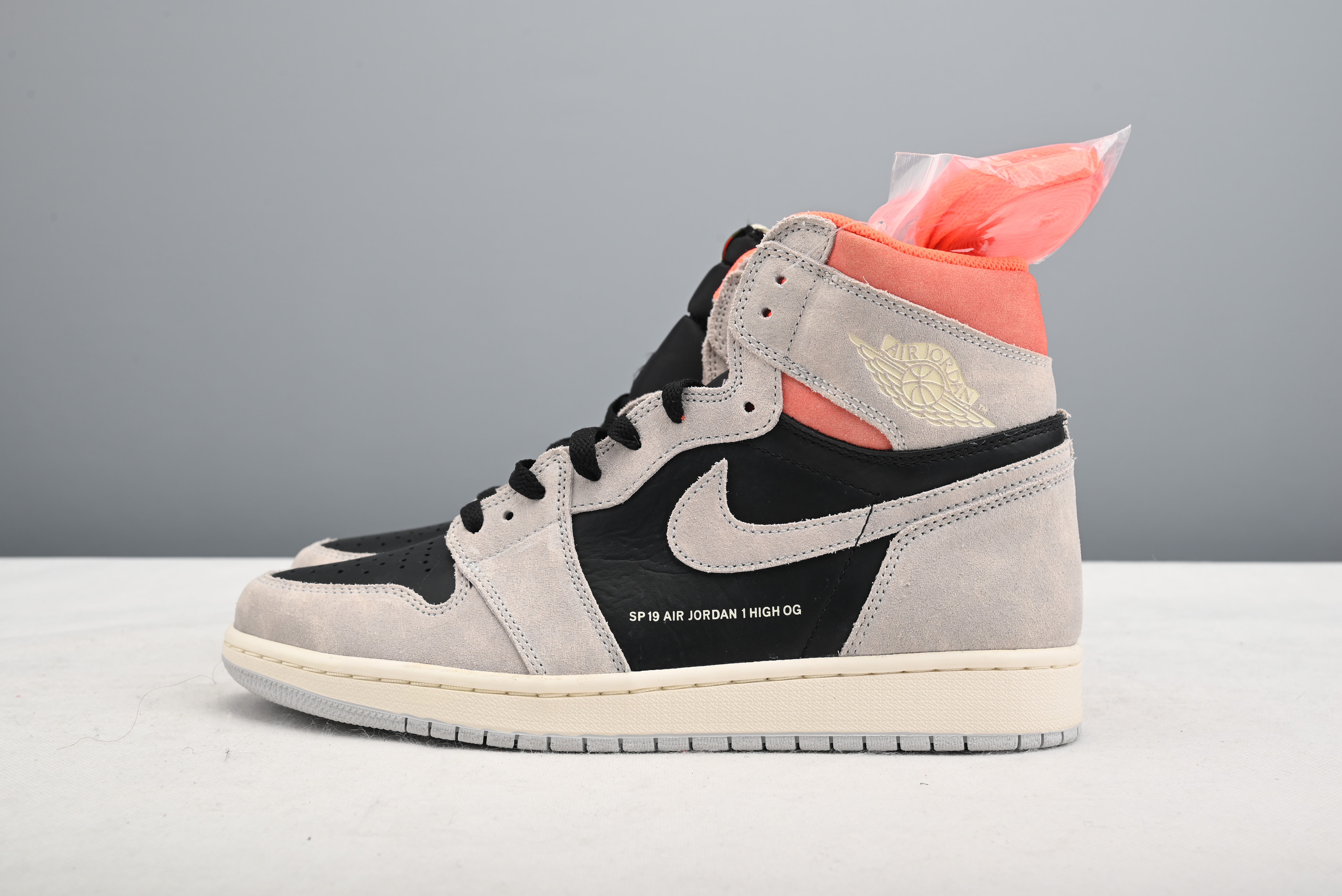 Jordan 1 Retro High Neutral Grey Hyper Crimson 555088-018