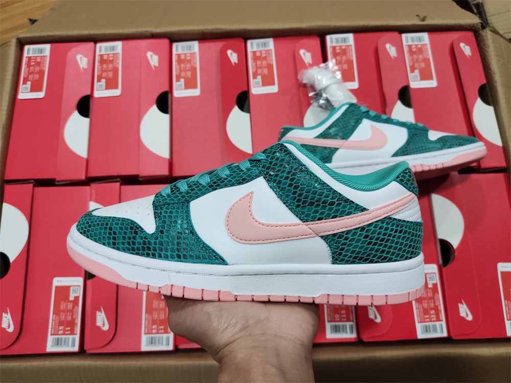 Dunk SB Low "Snake Skin"   DR8577-300