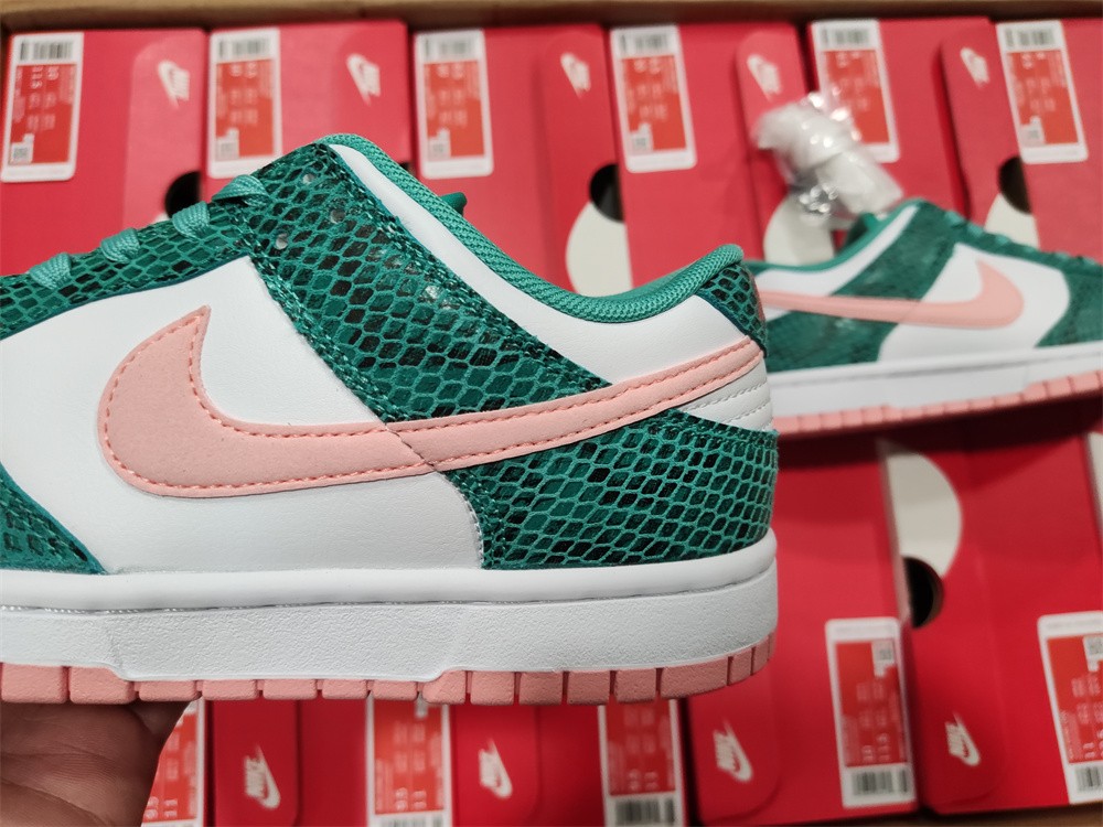 Dunk SB Low "Snake Skin"   DR8577-300