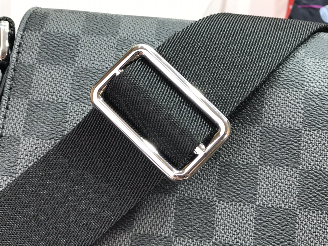 LsVttn DISTRICT PM MESSENGER BAG N40349