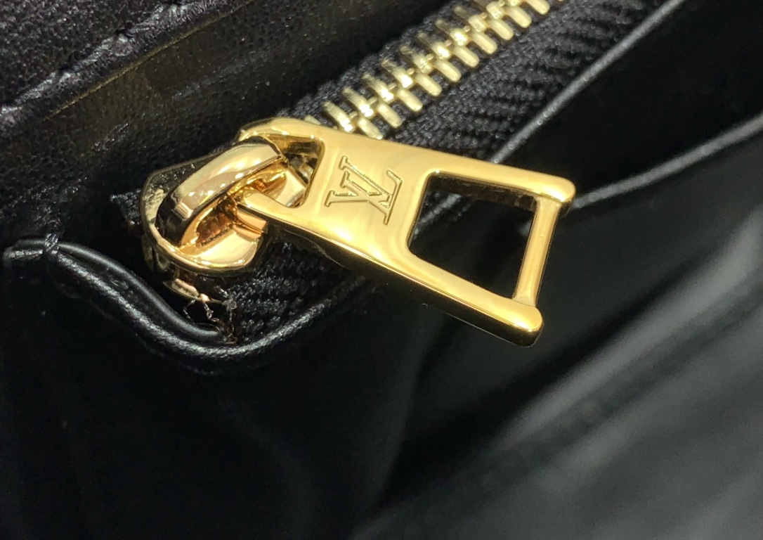 LsVttn Handbag m22891