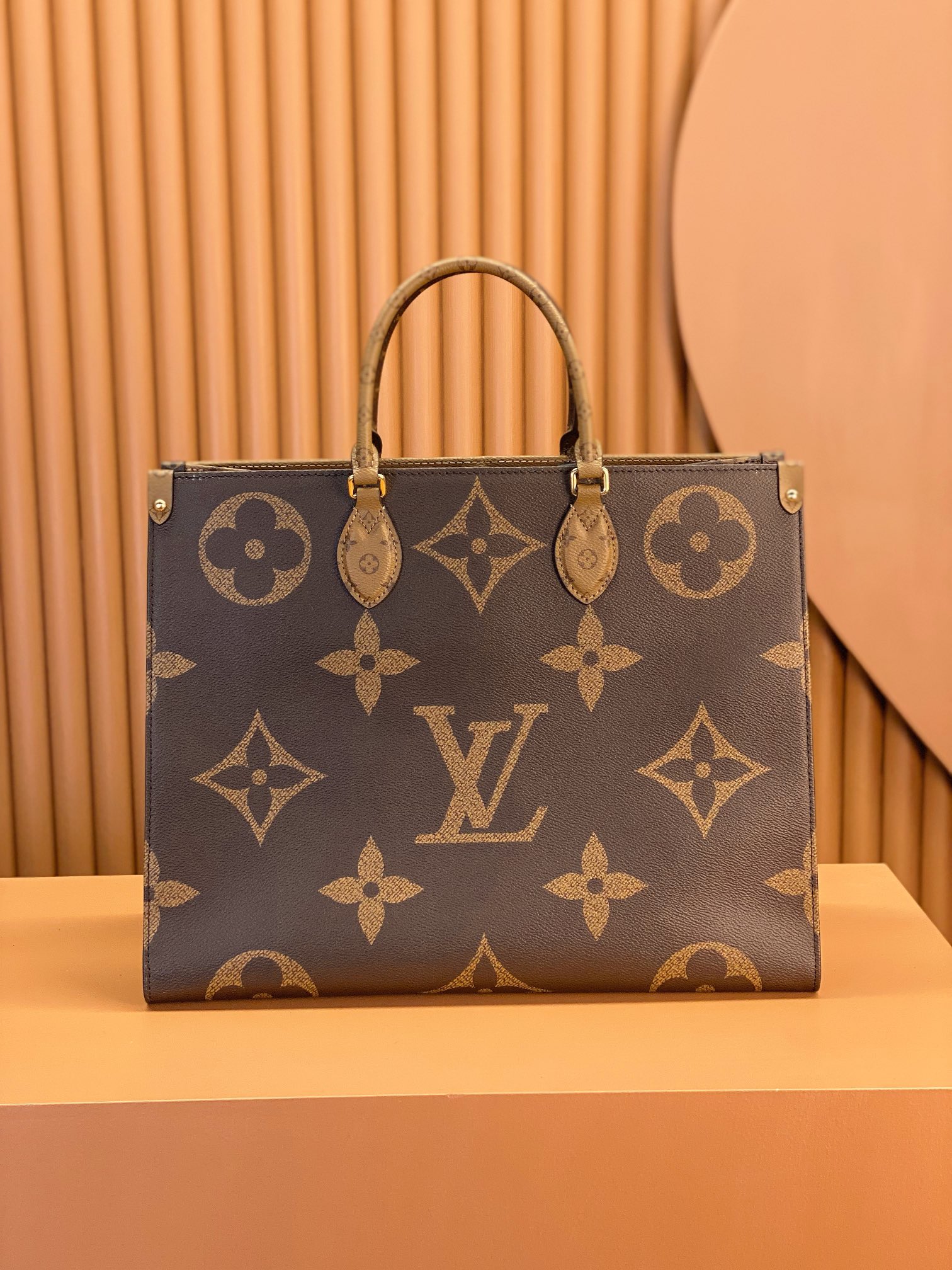 LsVttn ONTHEGO Crossbody bag