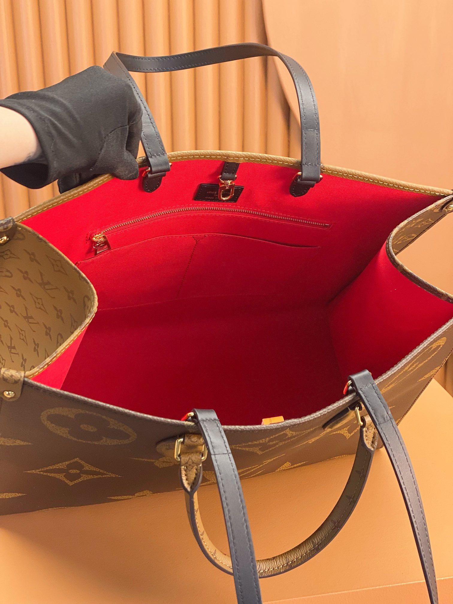 LsVttn ONTHEGO Crossbody bag