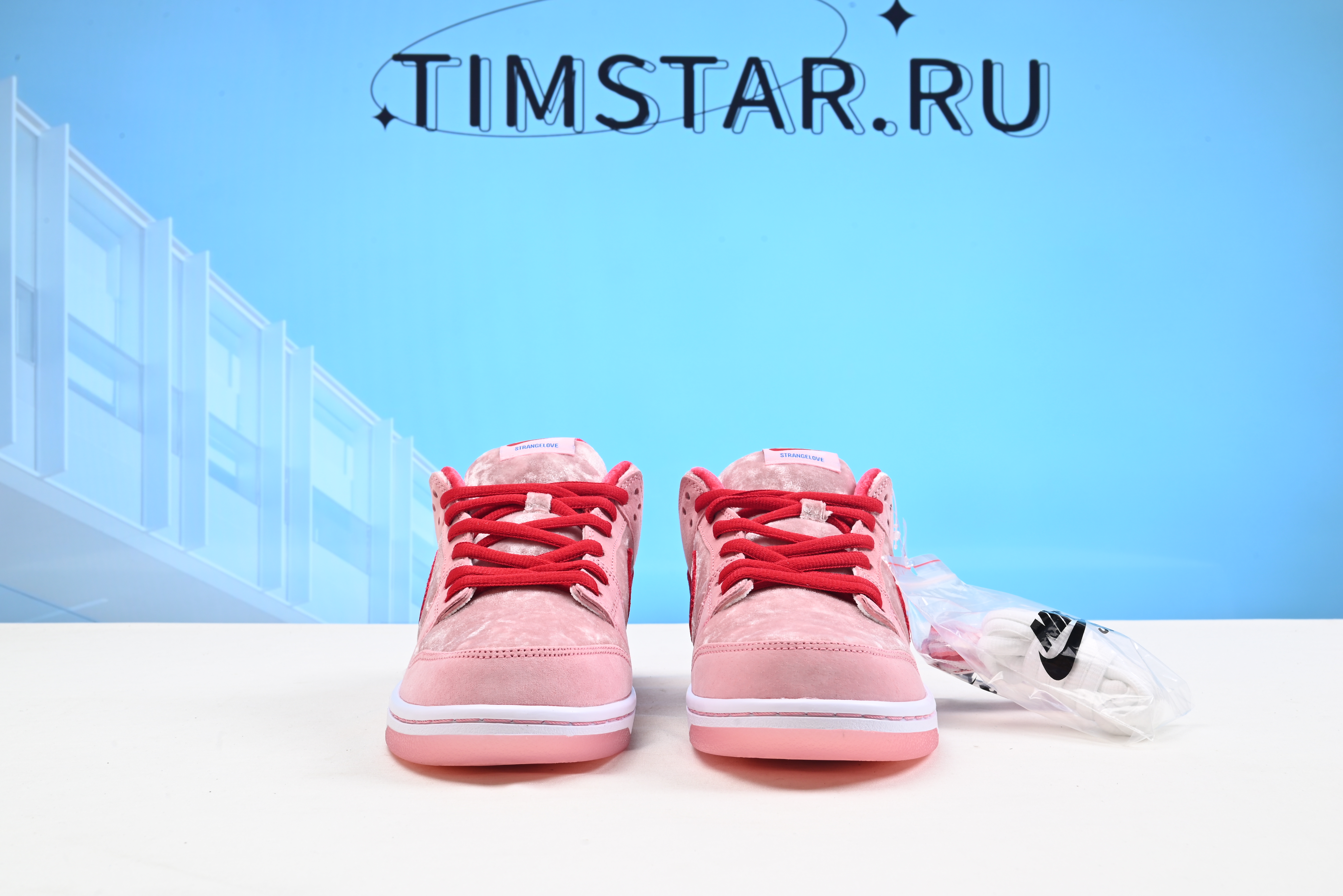 Nike SB Dunk Low StrangeLove Skateboards CT2552-800