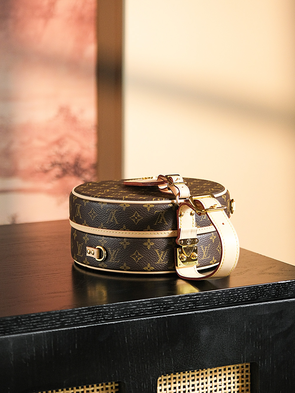 LsVttn petite boite chapeau bag