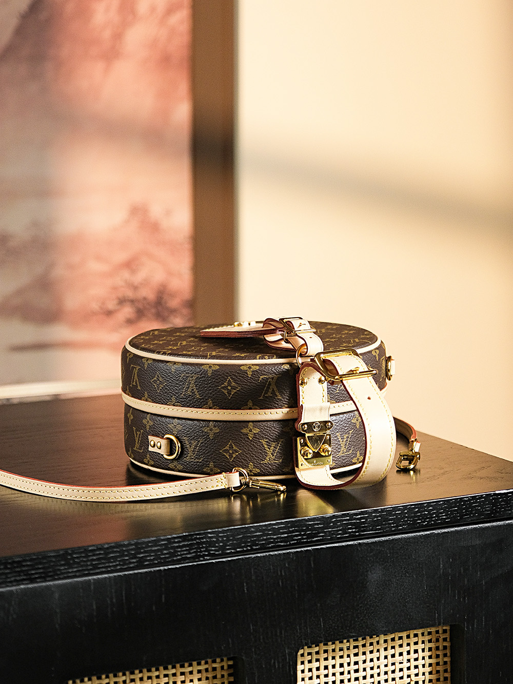 LsVttn petite boite chapeau bag