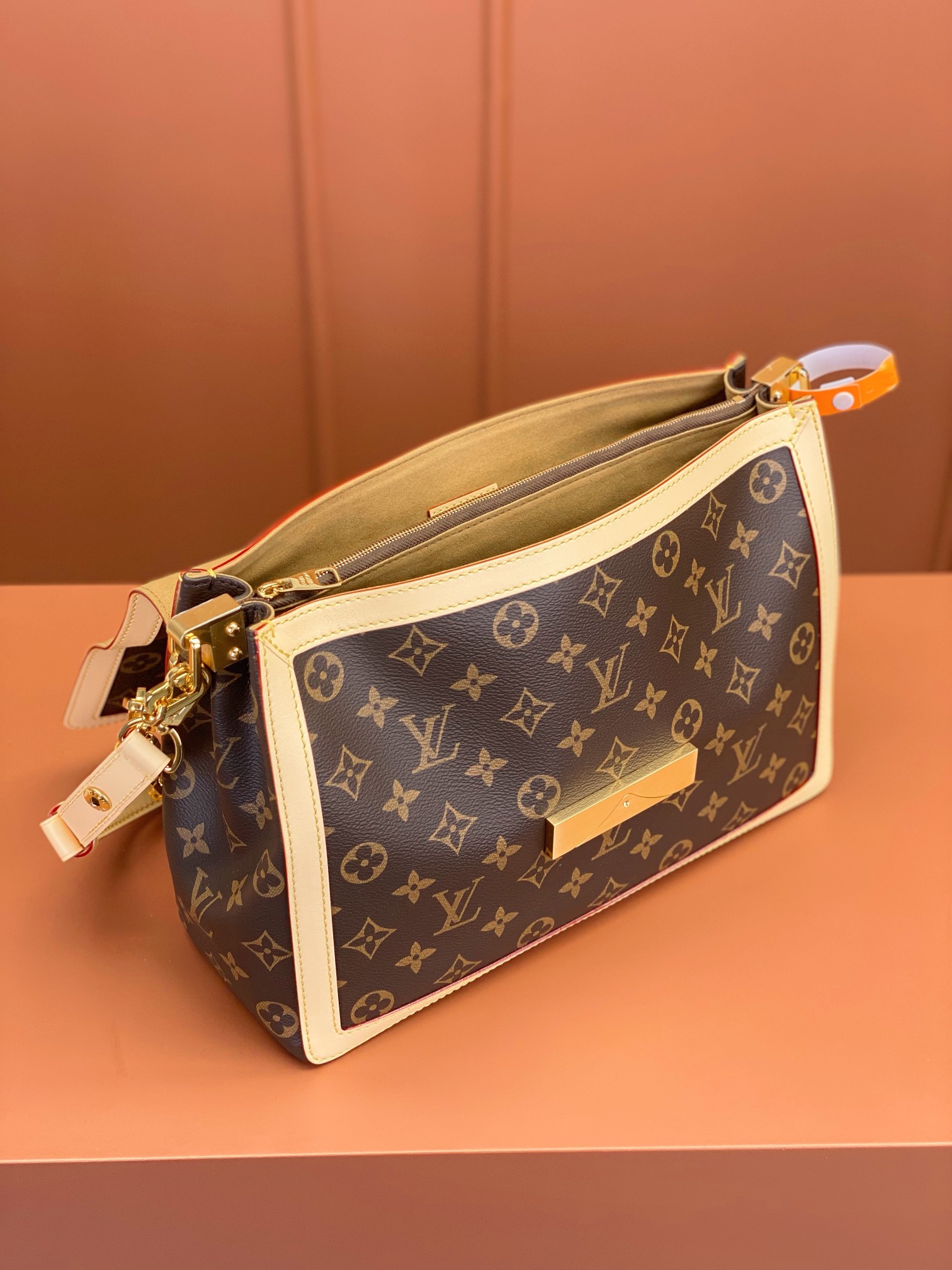 LsVttn DAUPHINE SOFT bag 28cm