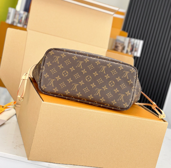 LsVttn NEVRFULL bag 32cm