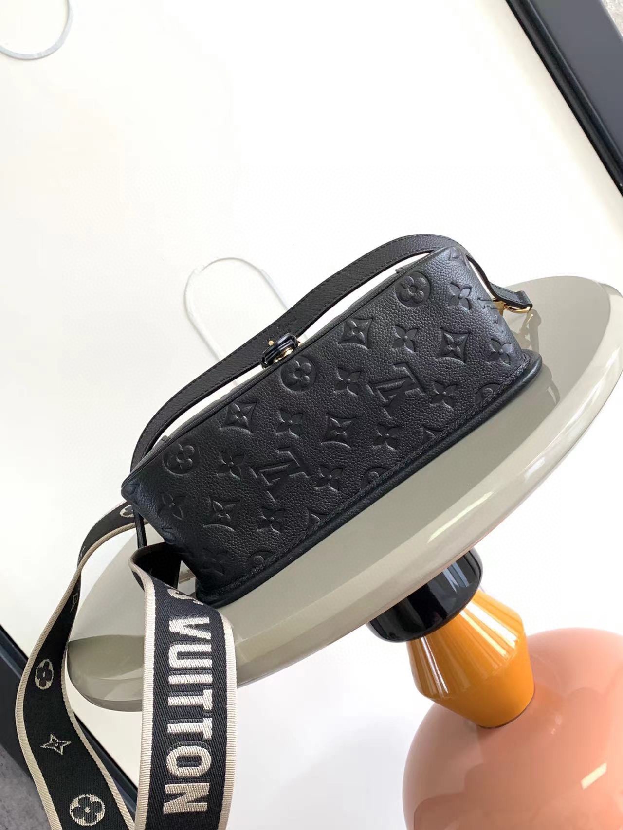 LsVttn Bag 62123194 black 23cm