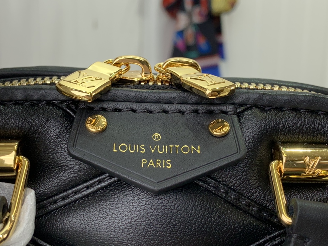 LsVttn Bag Nano Alma m83048 18cm