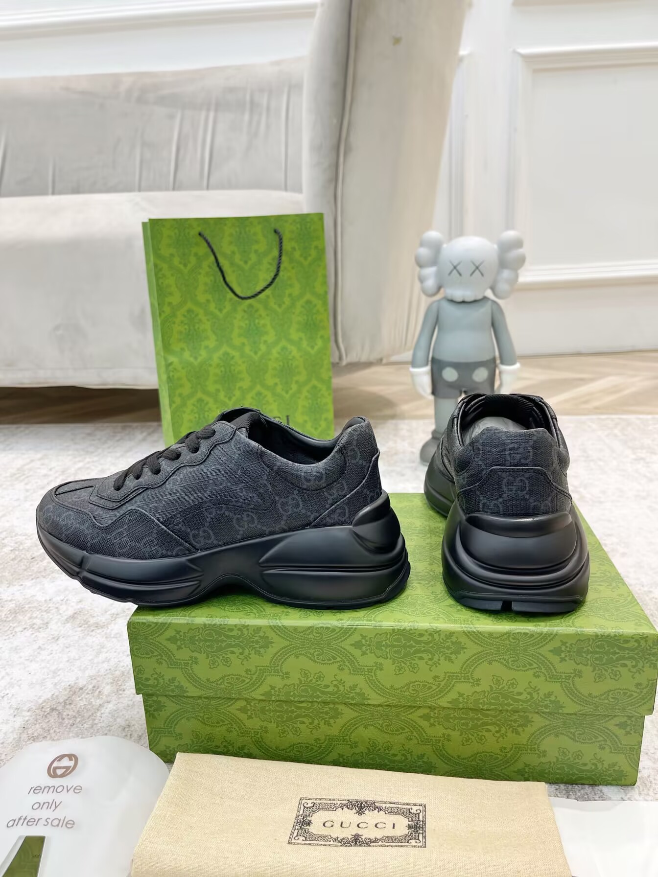 Guccii1 Rhyton leather trainers