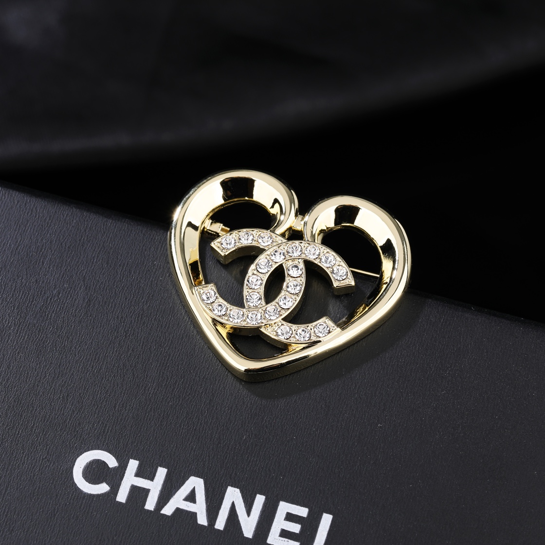 Chanel brooch P1350