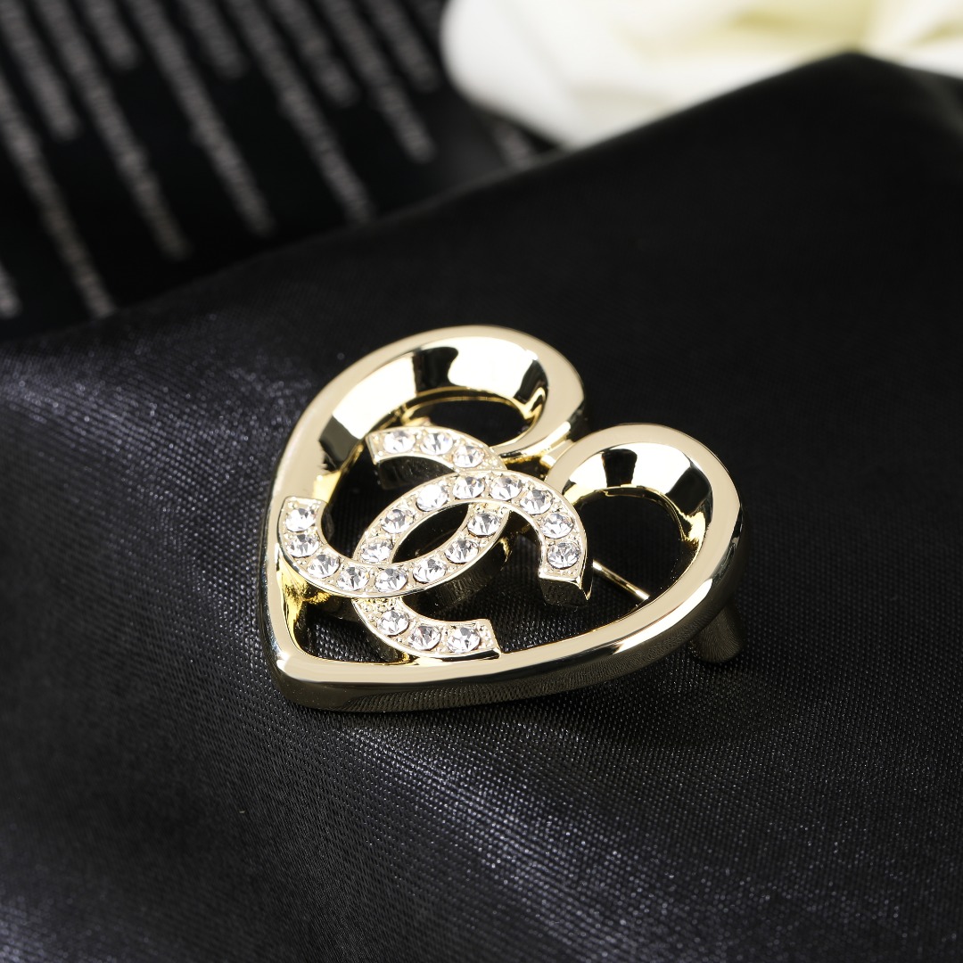 Chanel brooch P1350