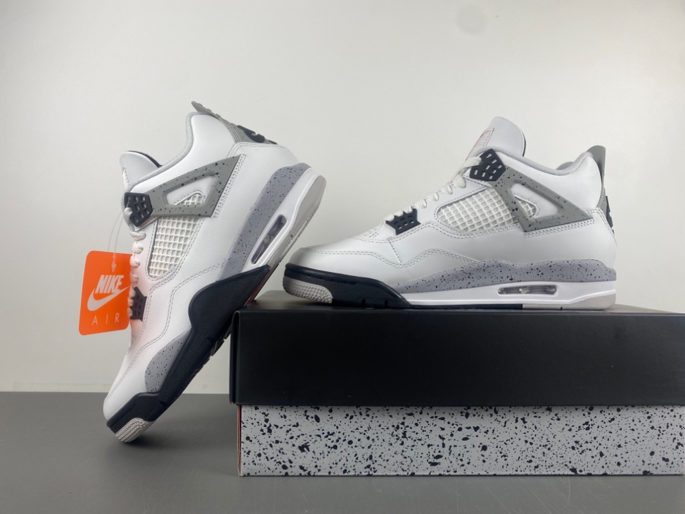 Air Jordan 4 “White Cement”（2025）FV5029-100