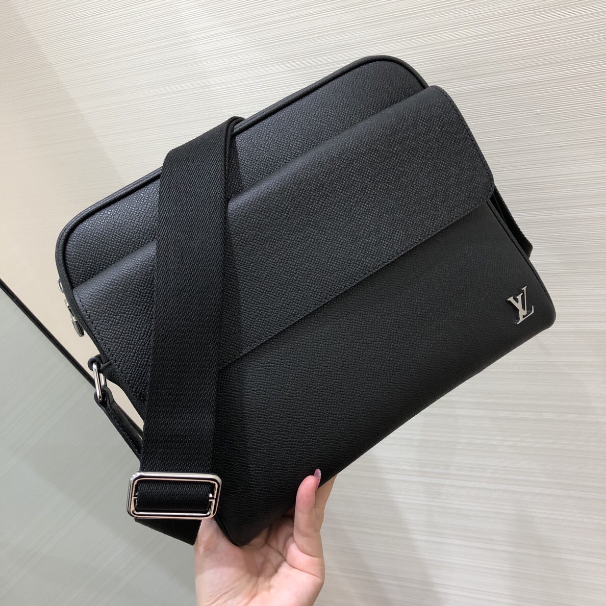 LOUIS VUITTON M20260 ALEX MESSENGER PM
