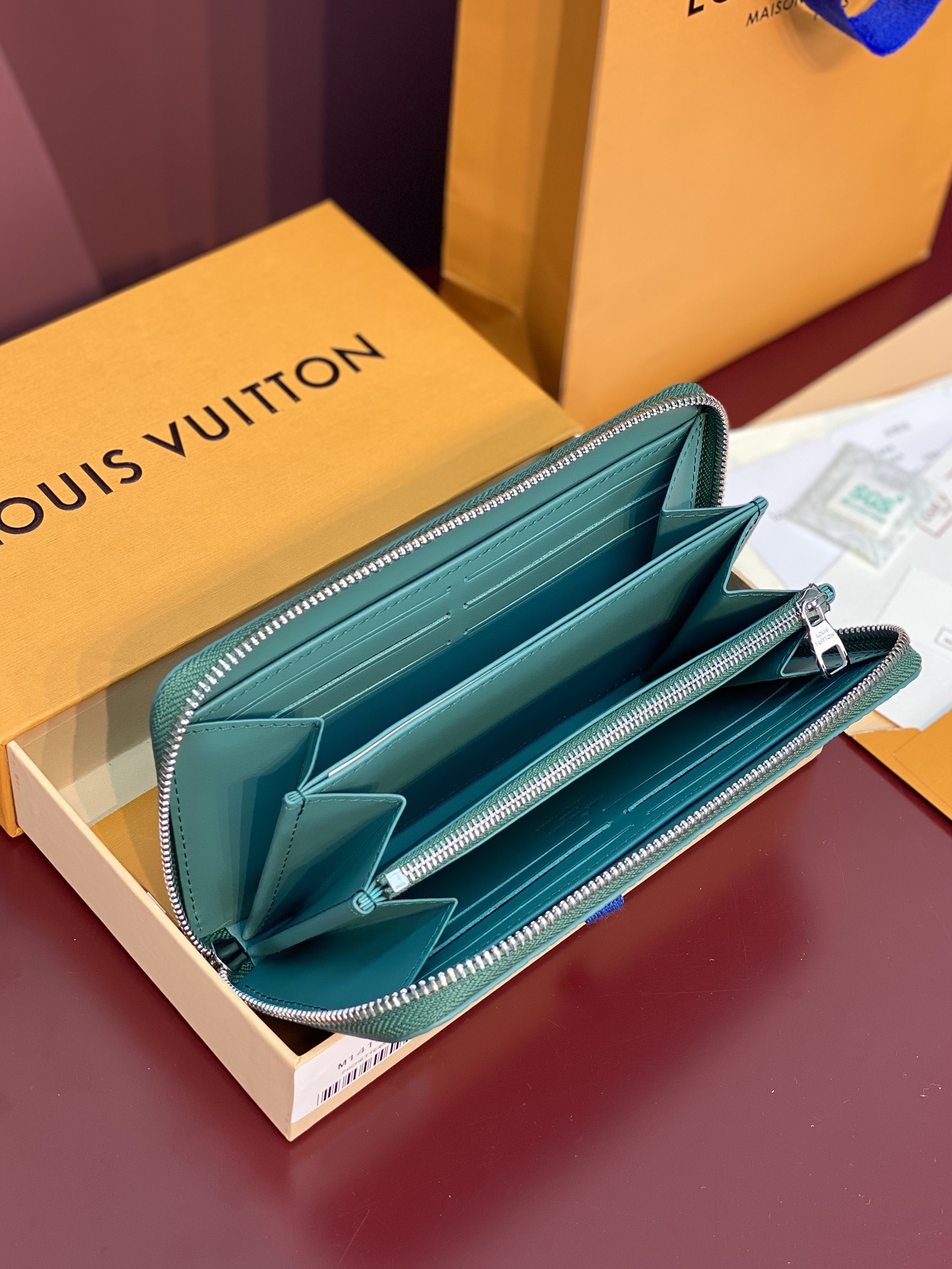 L0UlS VUlTT0N green wallet M1414