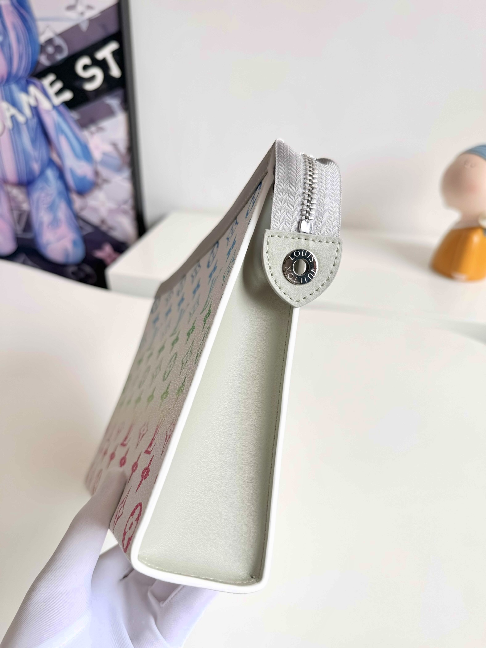 L0UlS VUlTT0N wallet M13907