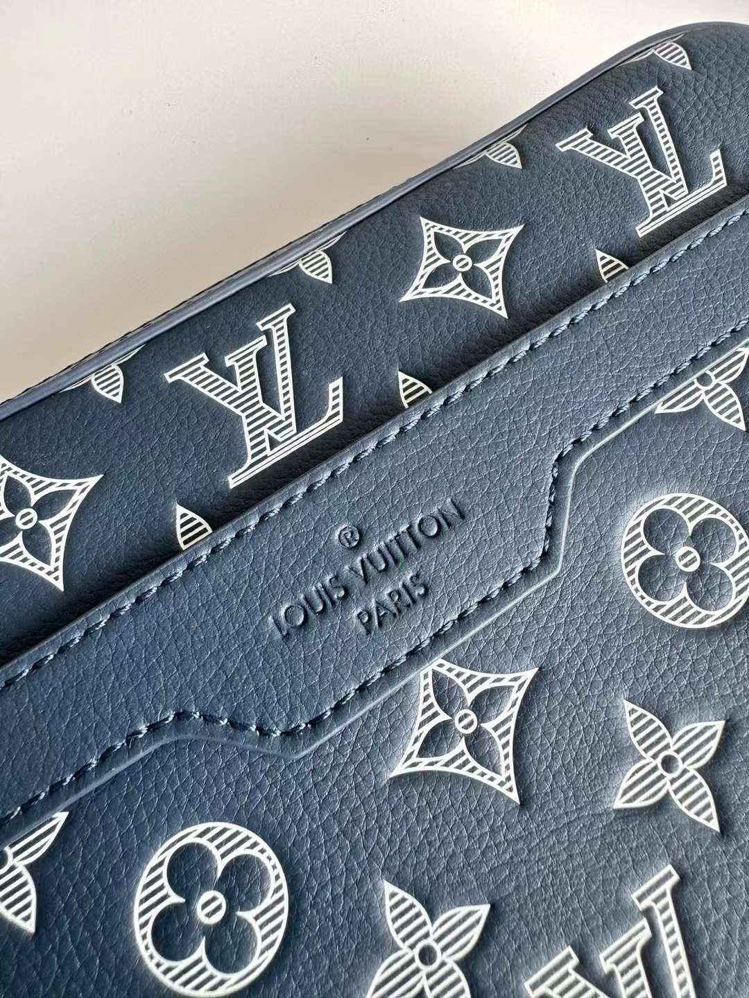 L0UlS VUlTT0N Trio Messenger G65 M24753