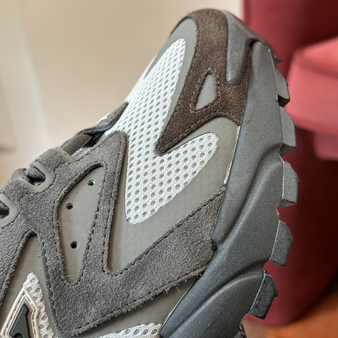 LV sneaker 2025011005