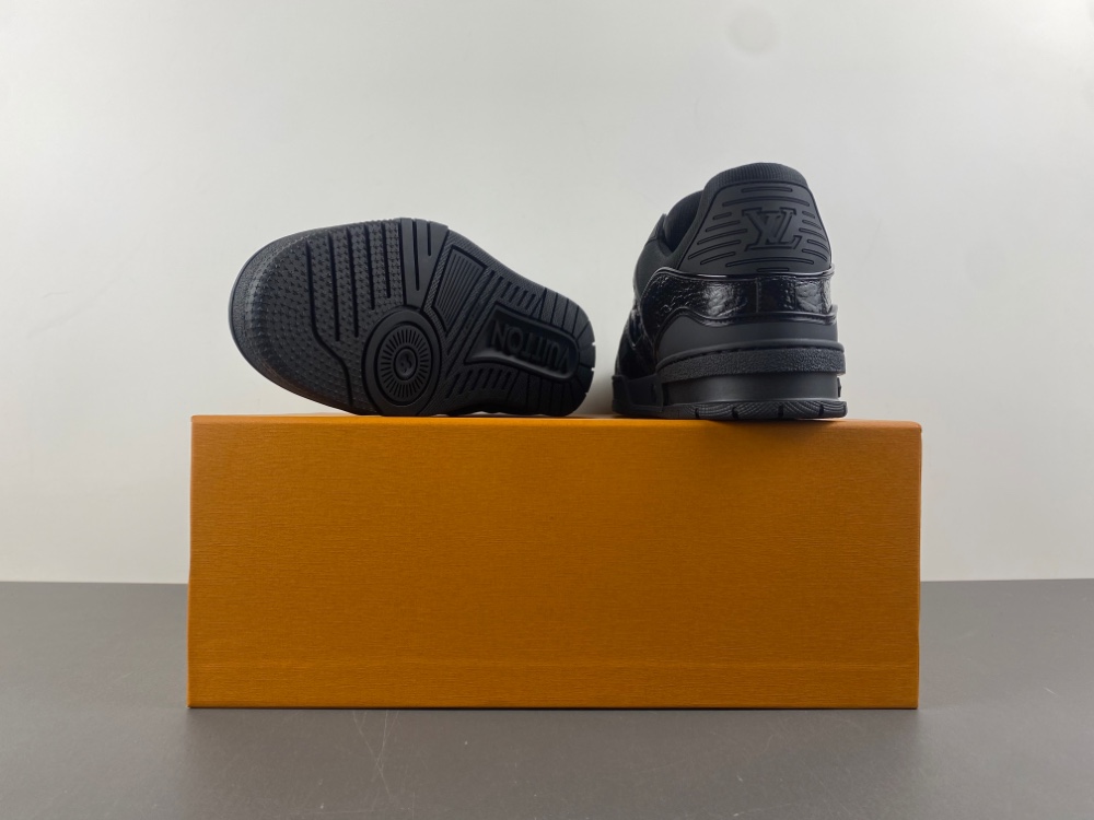Louis Vuitton LV trainer black