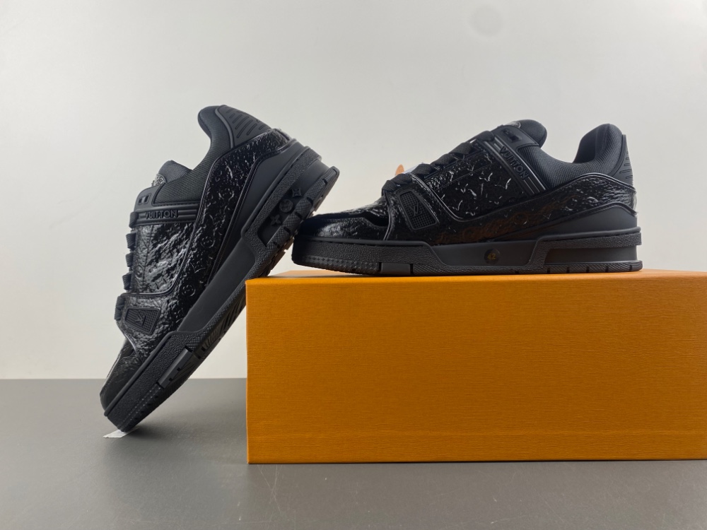 Louis Vuitton LV trainer black