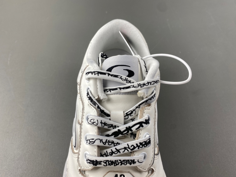 Balenciaga 18 Hamptons Worn-Out 841765 WCURS 9000