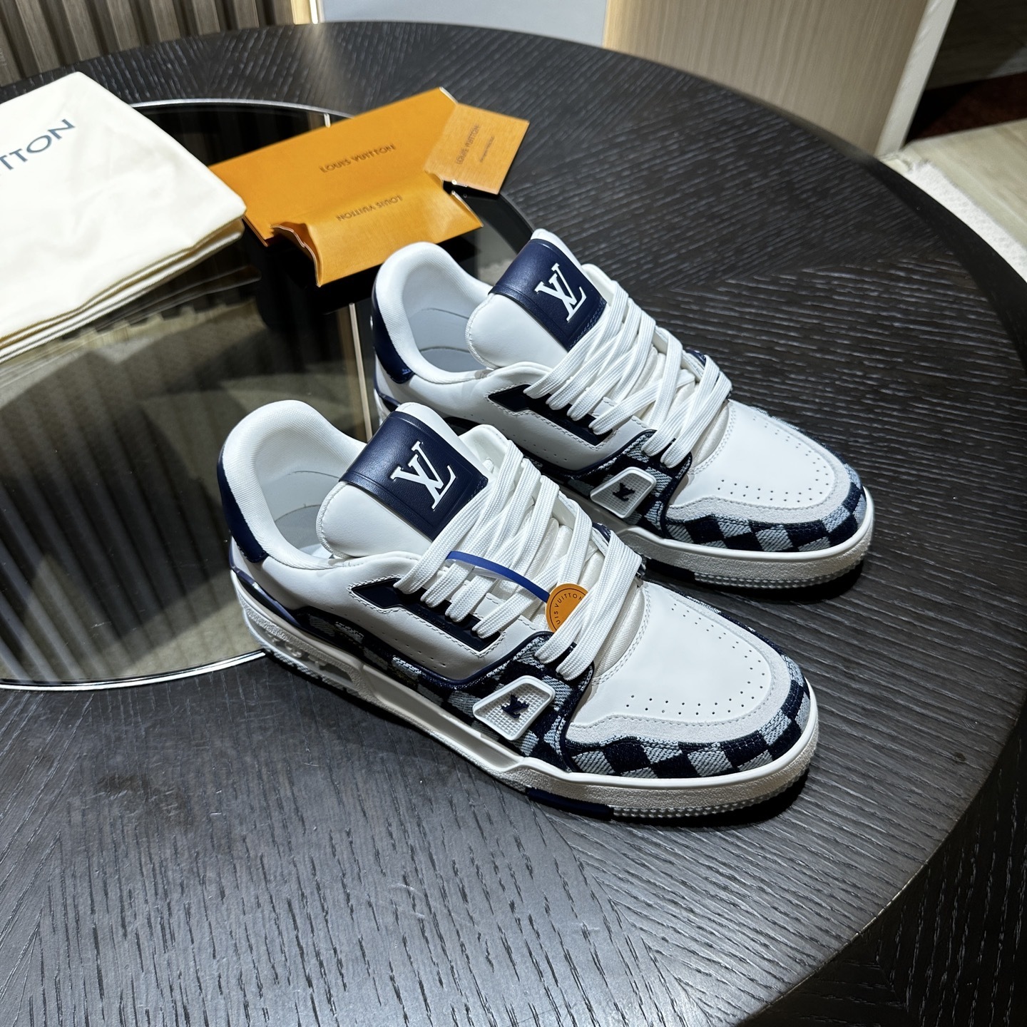 Louis Vuitton LV trainer sneaker 01